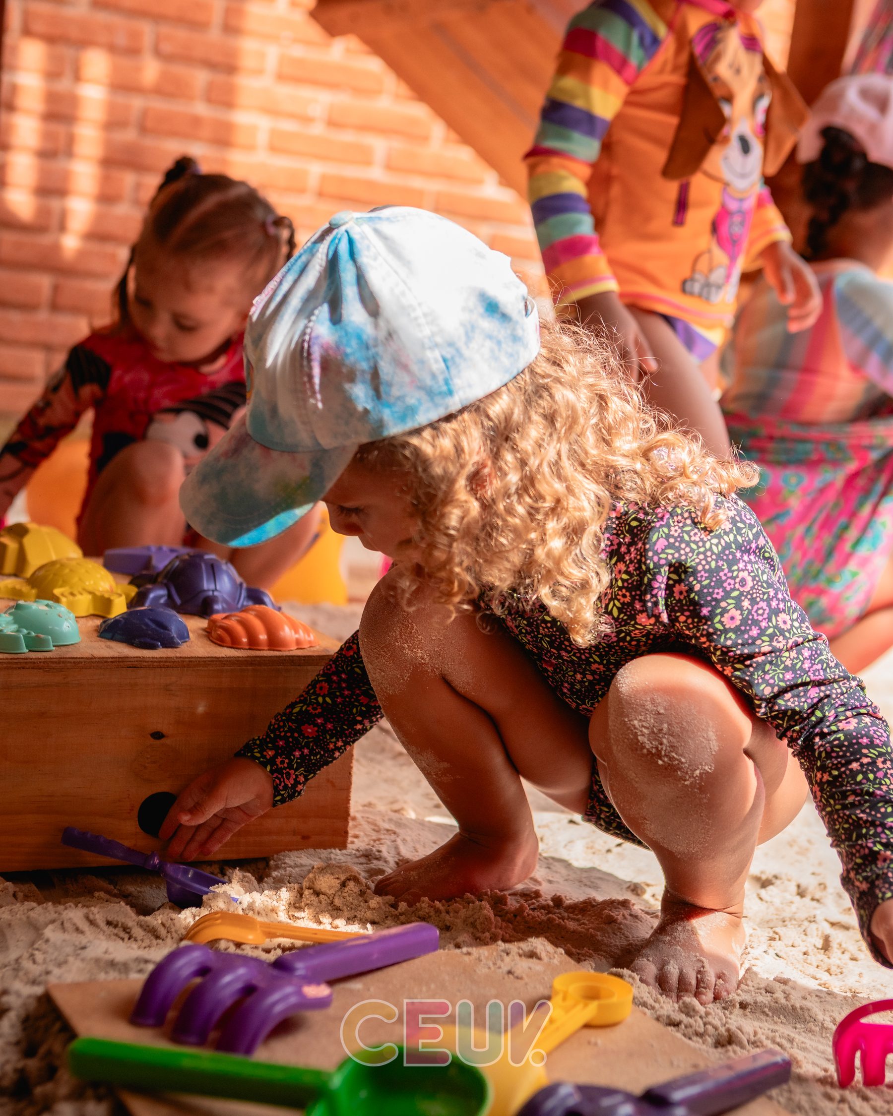 Crianças do CEUV brincando juntas no pátio
