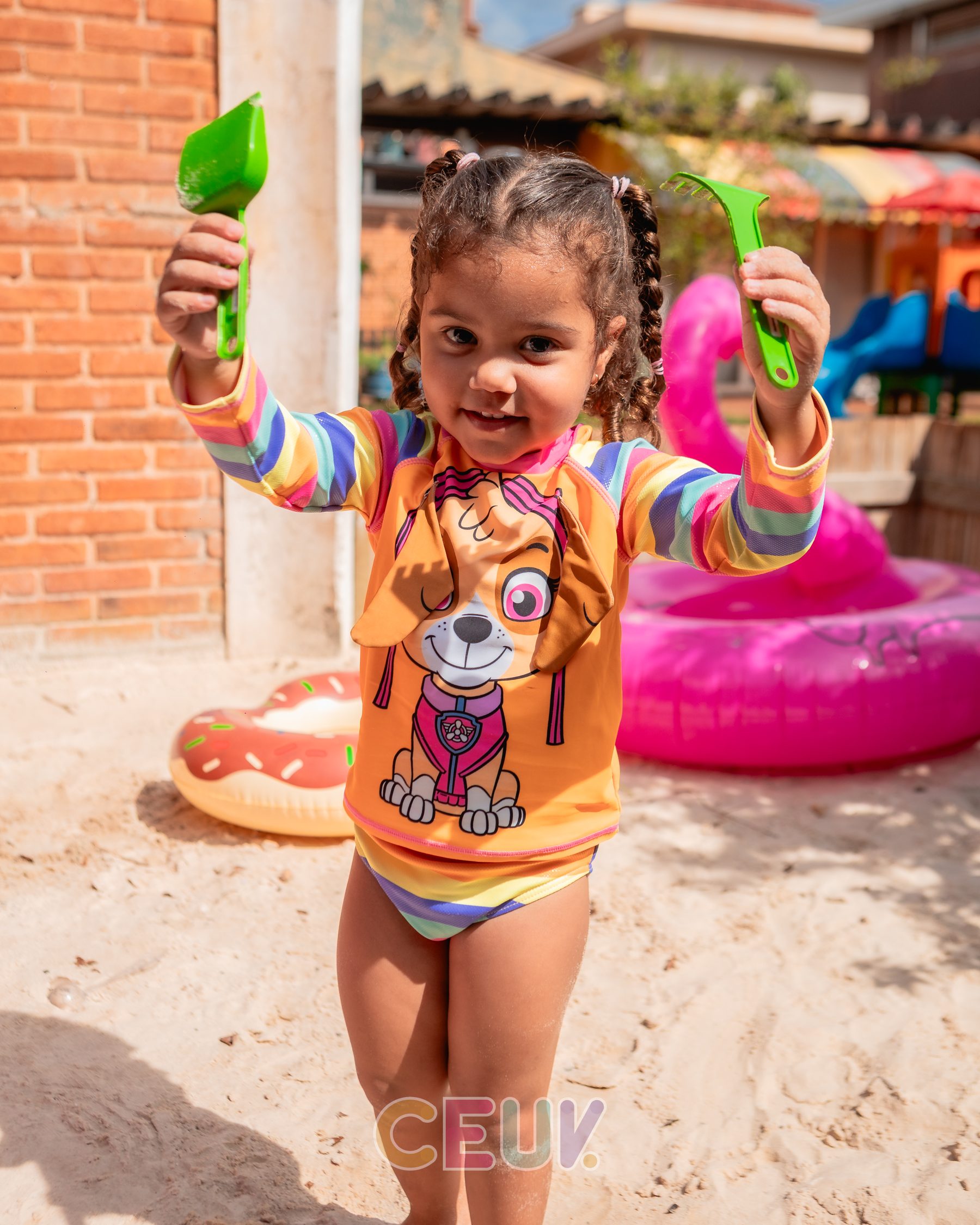 Criança do CEUV sorrindo durante brincadeira ao ar livre