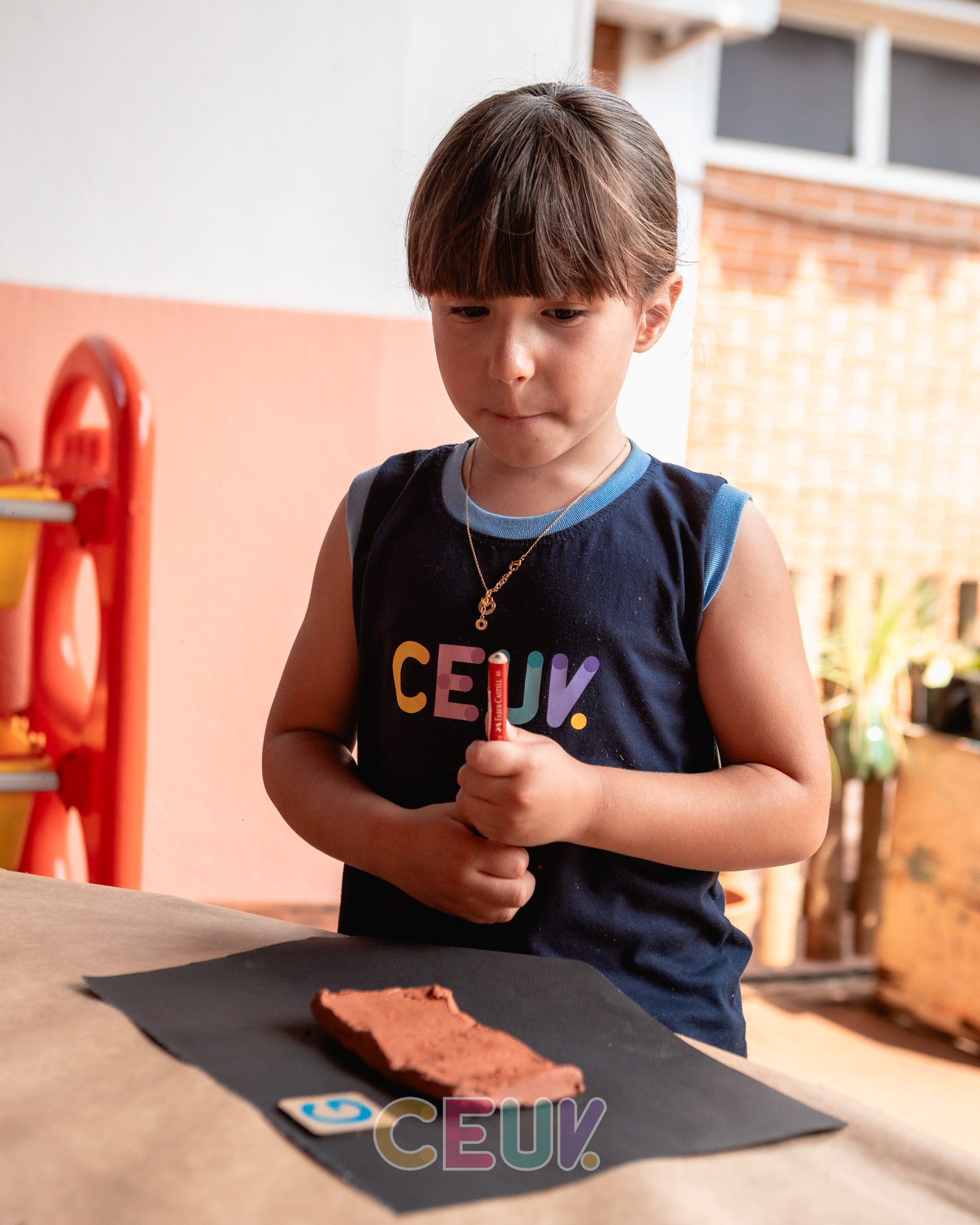 Aluna do CEUV escrevendo em atividade pedagógica